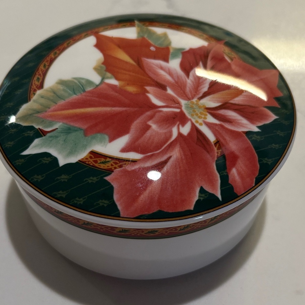 Mikasa Poinsettia Holiday Trinket bowl in Green and Red…. - Picture 5 of 5